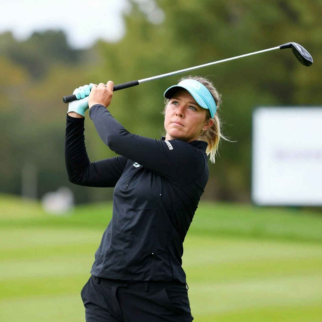 Giải Mã Thị Trường Áo Golf Mùa Lạnh: Gió, Cổ Tay Raglan Và Tấm Bảng Giảm Giá 25%