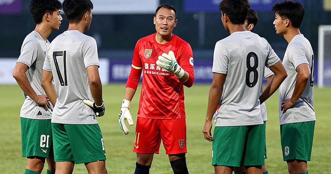 Trang giấy trắng giữa sân vận động
